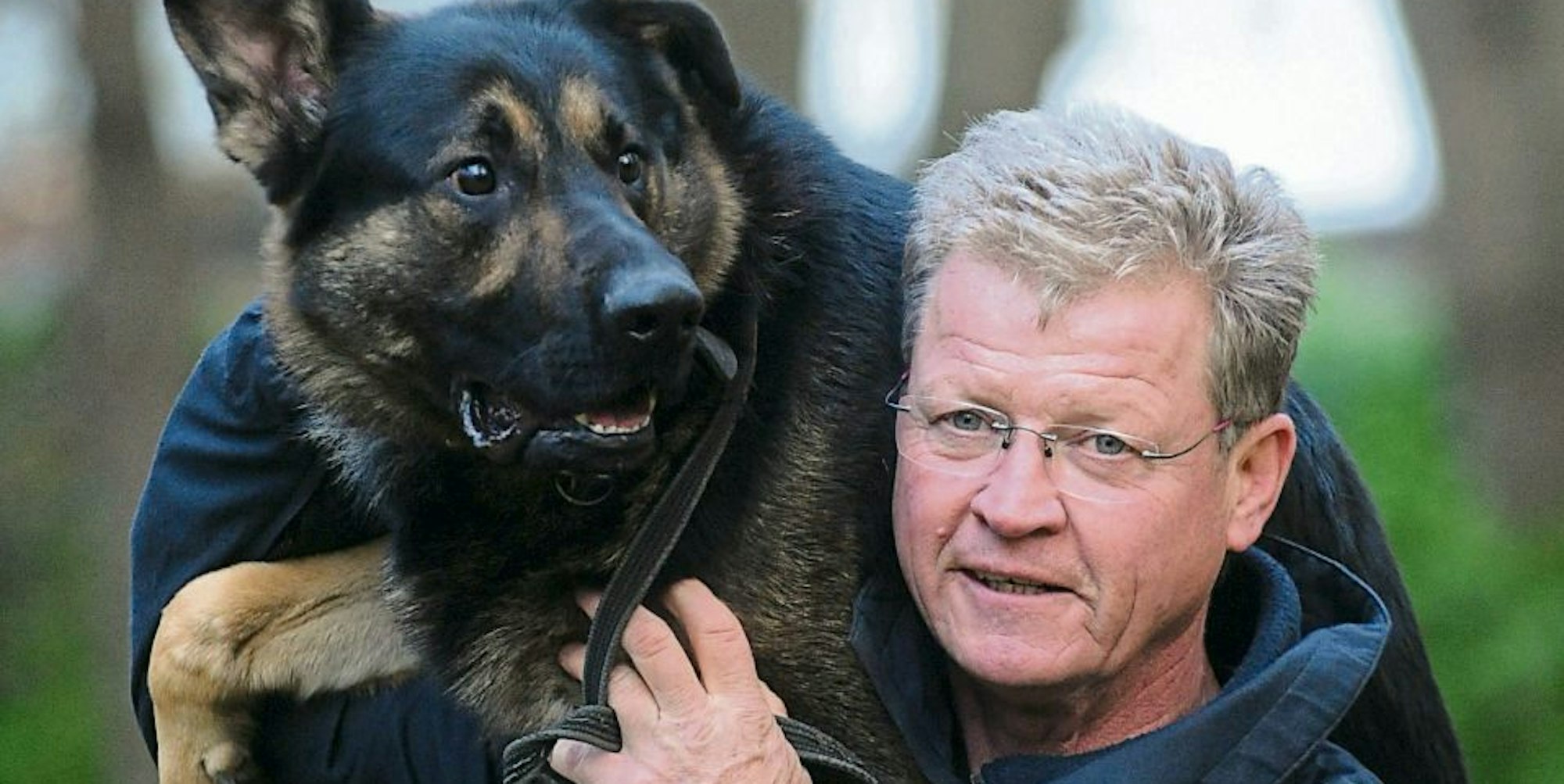 Ein Team: Reiner Müller mit seinem zweijährigen Hund Max.