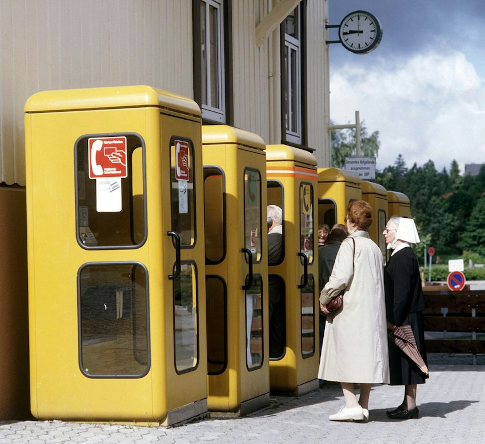 Die gelben Telefonzellen prägten früher das Bild jeder westdeutschen Stadt.