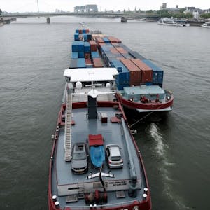 Ein Binnenschiff mit Containern auf dem Rhein