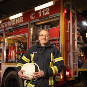 „Menschen helfen, richtig zupacken, das ist meine Sache“, sagt Uwe Theßmann, Hauptfeuerwehrmann der Löschgruppe Dümmlinghausen. Seit 25 Jahren ist der 60-Jährige bei der Feuerwehr aktiv.