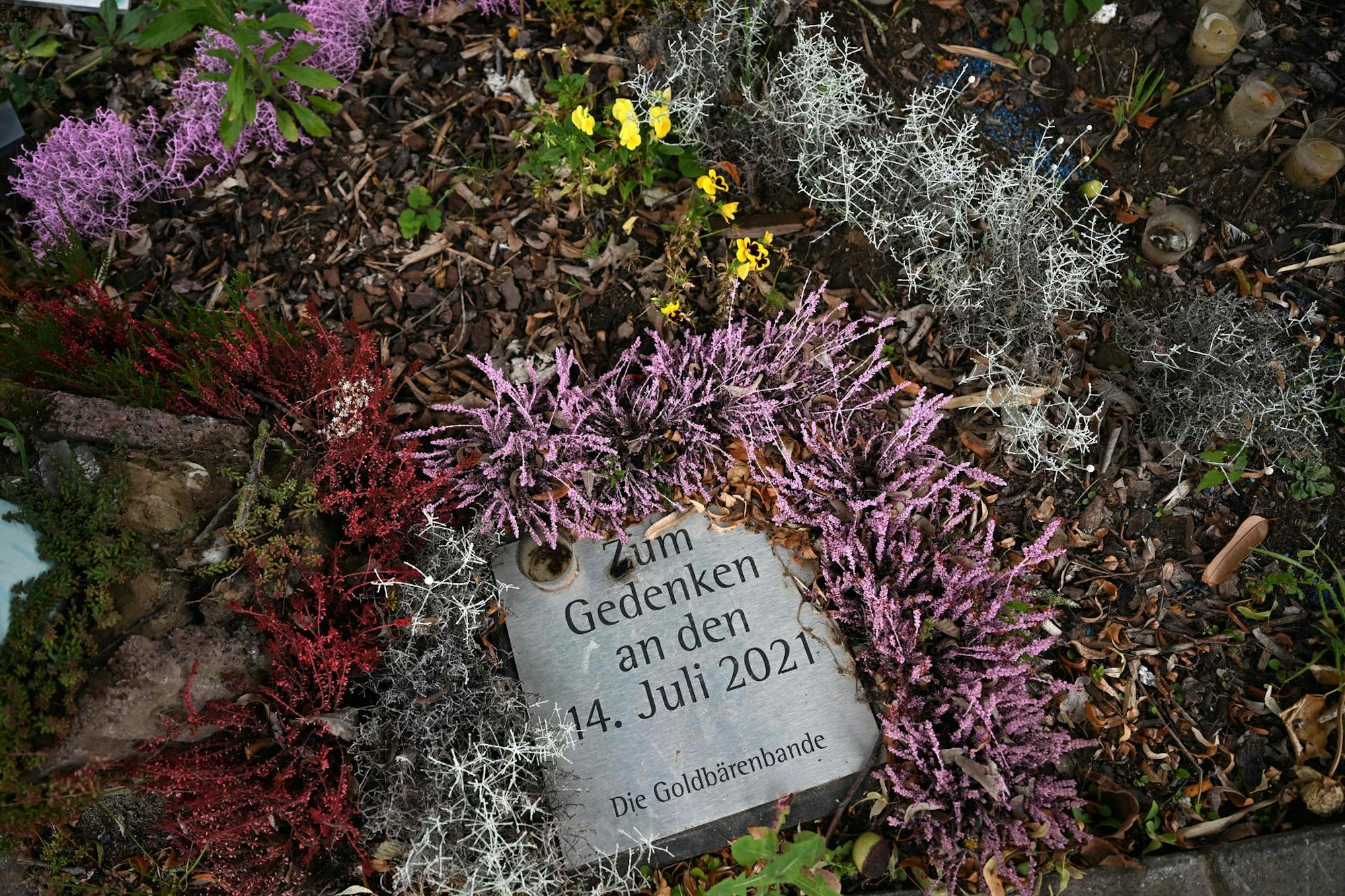 Ein Gedenkstein erinnert an die zwölf Opfer.