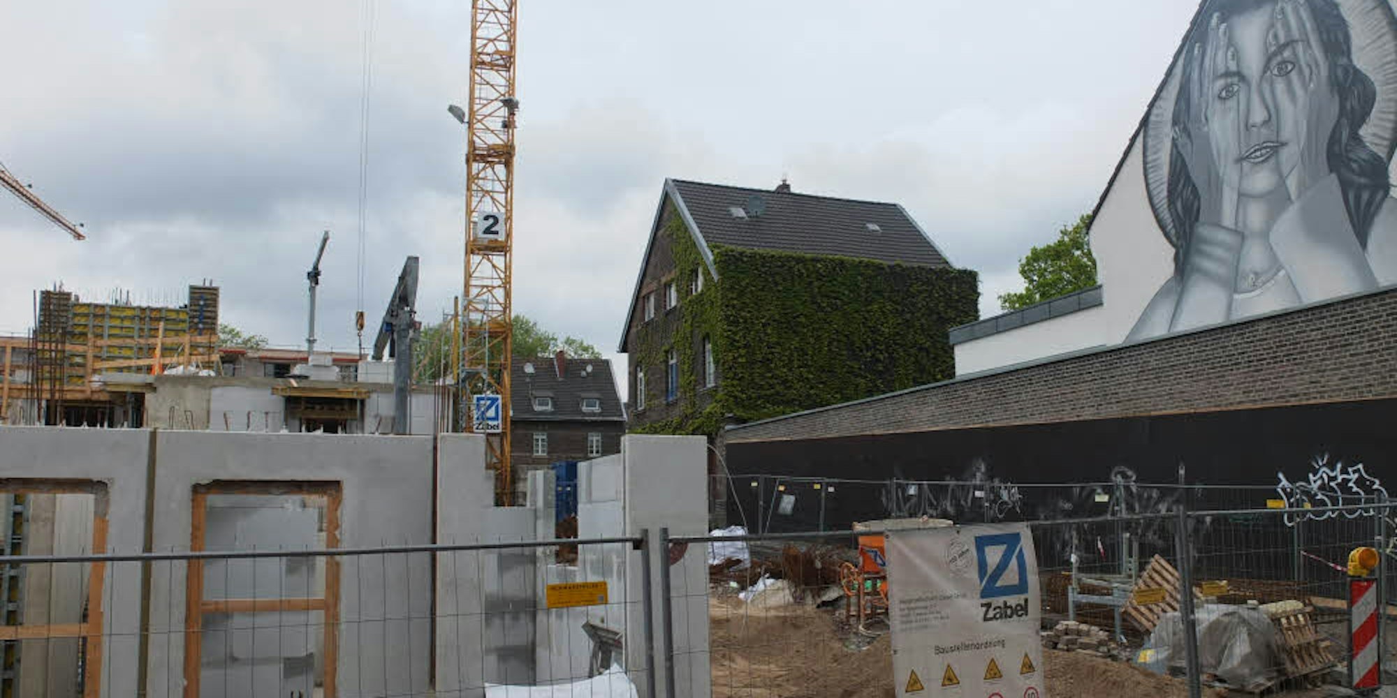 An der Christianstraße/Leyendeckerstraße wird schon gebaut. Ein Areal um das historische Backsteingebäude (im Hintergrund) steht aber noch zum Verkauf.