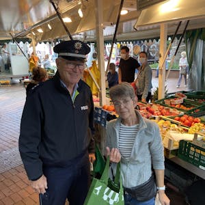 Marktleiterin Sissi Hartl verabschiedete sich von Hajo Pütz auf dem Frechener Wochenmarkt.