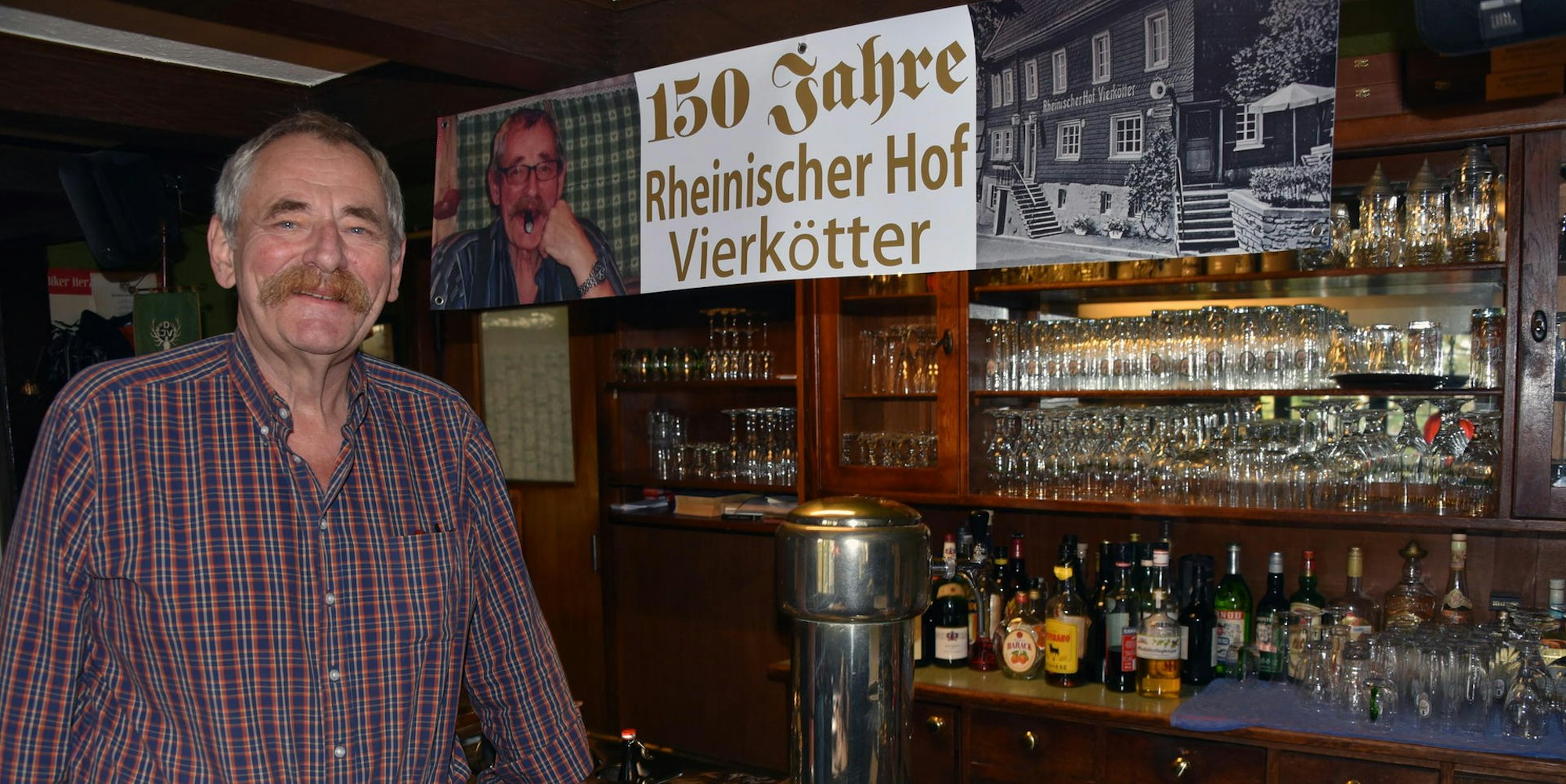 Der Tresen im Rheinischen Hof war mit 110 Jahren das älteste Stück in der Schankstube. Dort hat Inhaber Gerhard Vierkötter zum letzten Mal Bier für seine Stammgäste gezapft.