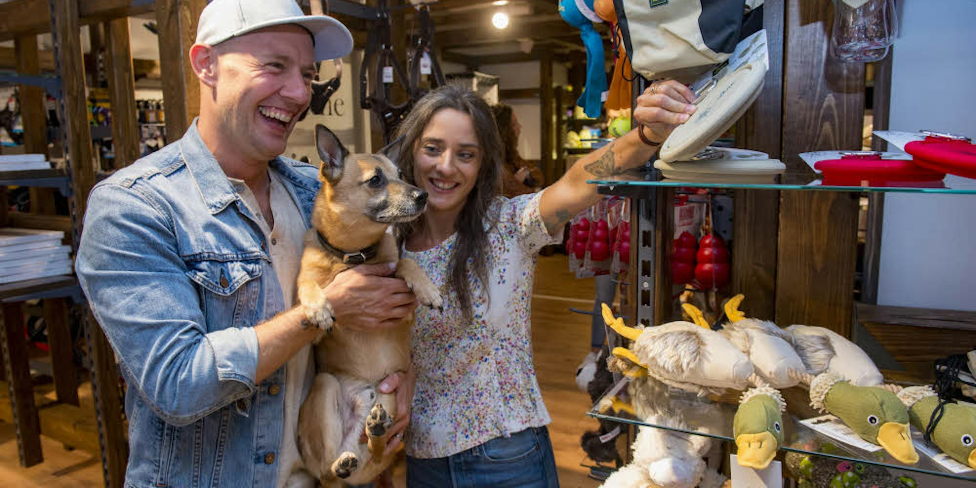 Oliver und Pauline Petszokat mit Hund Jimmy im neuen Laden.