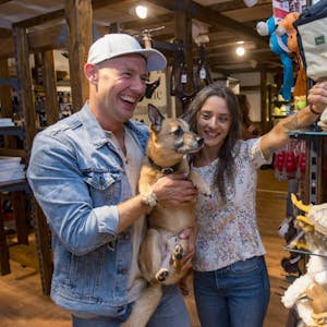 Oliver und Pauline Petszokat mit Hund Jimmy im neuen Laden.