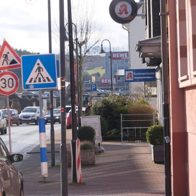 Werbung darf – wie hier an der Bahnhofstraße – künftig nur an der Stätte der Leistung angebracht werden.