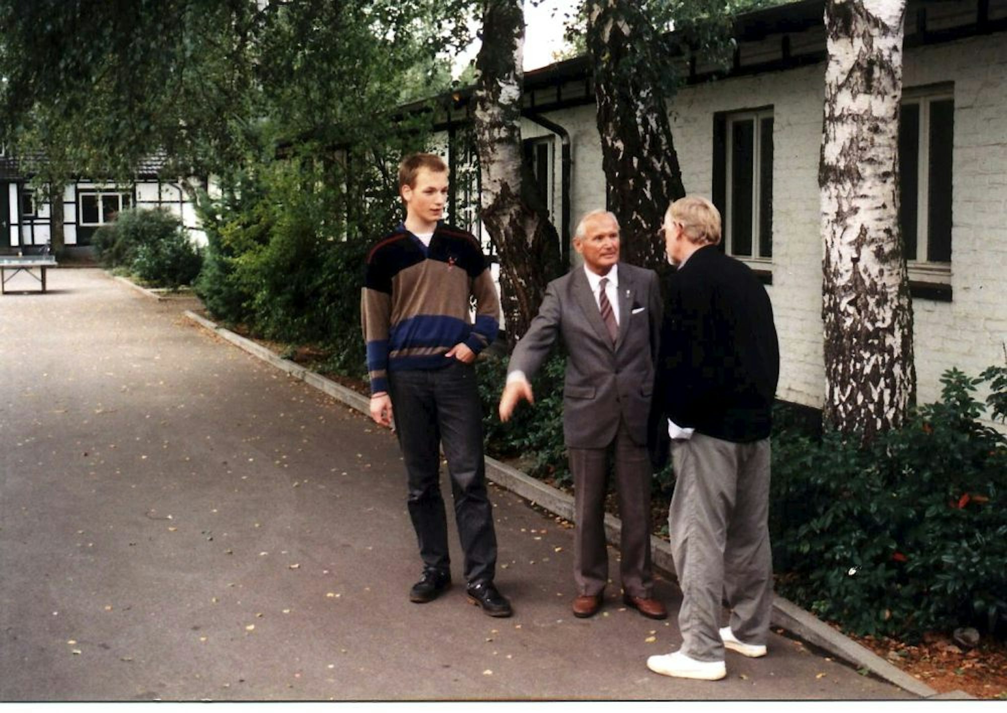 An die Zeit im „Kriegsgefangenenlager Hoffnungsthal“ erinnerte sich Stanislaw Krzyzaniak (M.) bei einem Besuch in den 1990er Jahren.