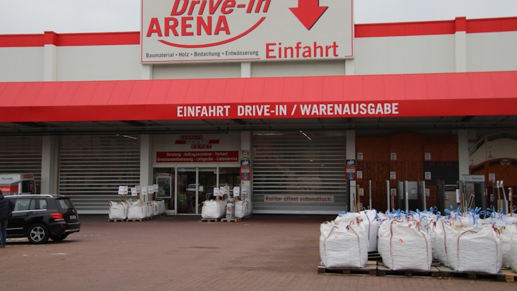 An der Drive-In-Arena des Bauhaus in Köln-Kalk stehen zahlreiche Behälter.