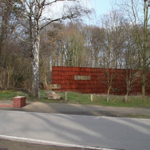 An Walter-Binder-Weg soll künftig eine Stahlwand an das ehemalige Deportaionslager in Müngersdorf erinnern.
