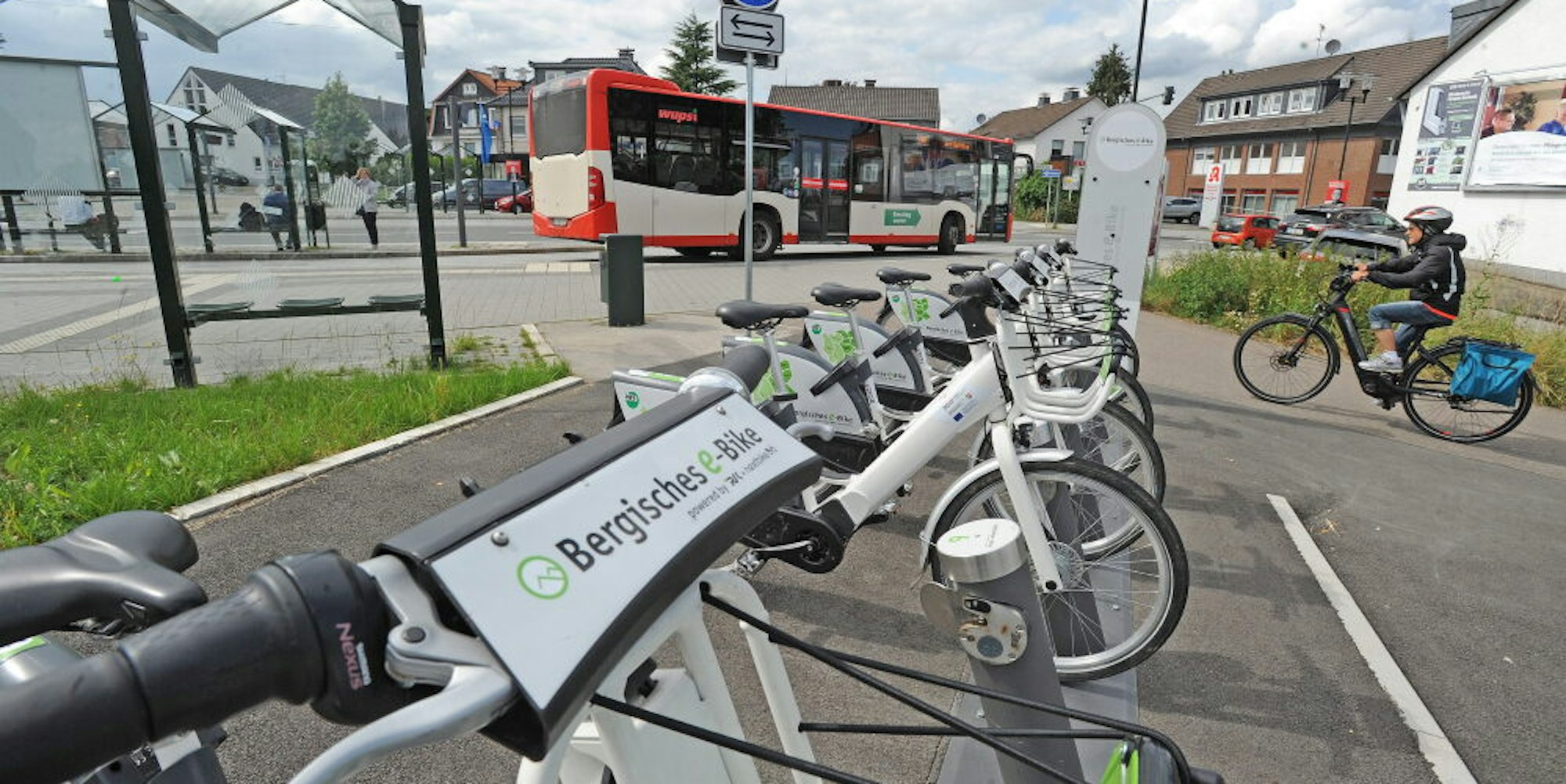 Die Bergischen E-Bikes erfreuen sich großer Beliebtheit. Die Station auf dem Burscheider Raiffeisenplatz gehört zu den meistgenutzten im Kreis.