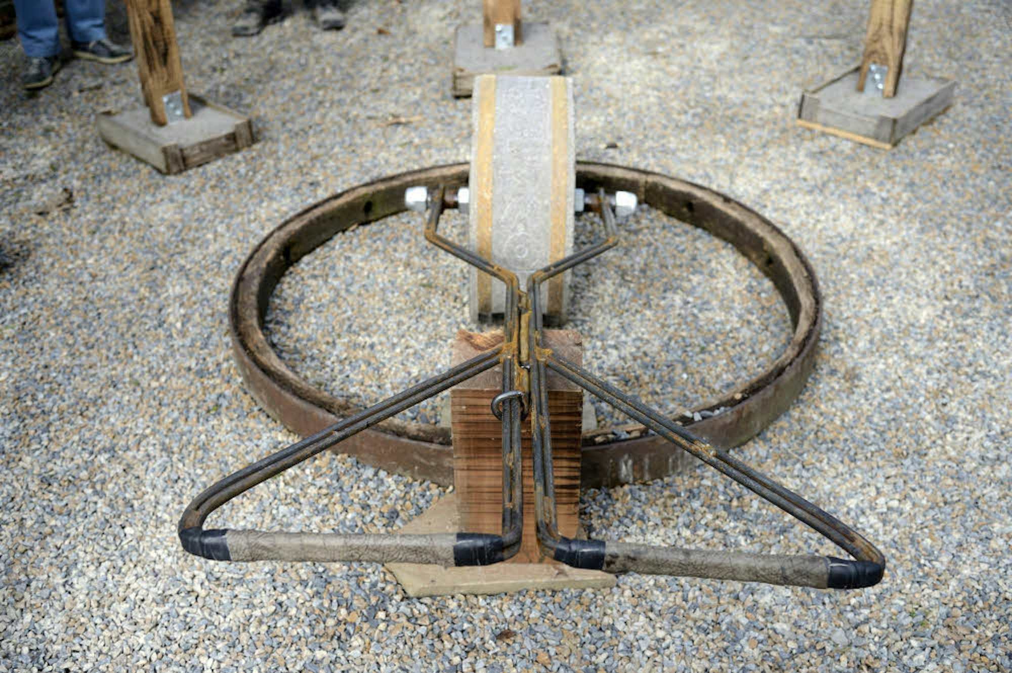 Eine Zugvorrichtung hilft beim Schub des Rades.
