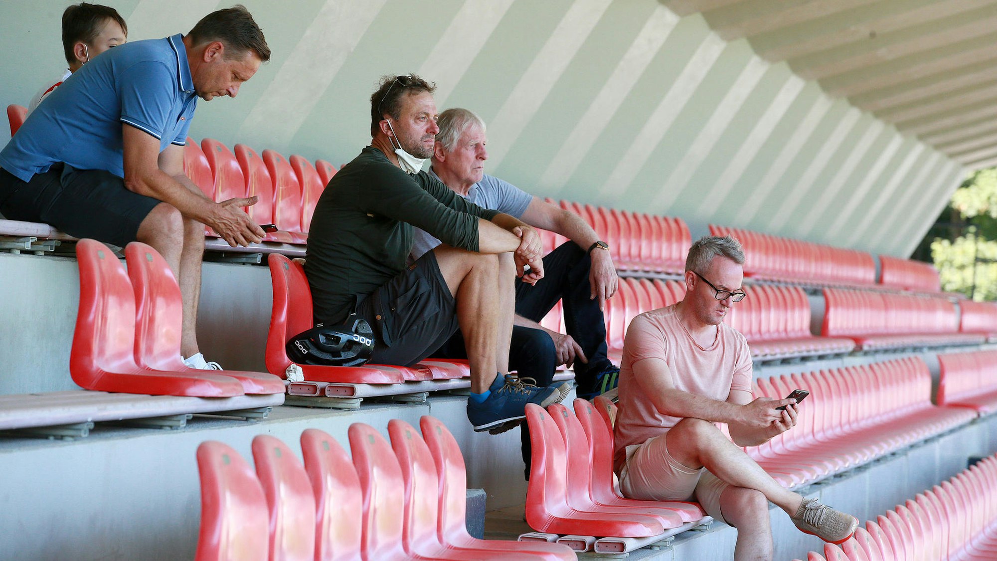 August 2020: Horst Heldt (v.l.) mit Jörg Jakobs und Erich Rutemöller sowie Geschäftsführer Alexander Wehrle beim Training im Franz-Kremer-Stadion.