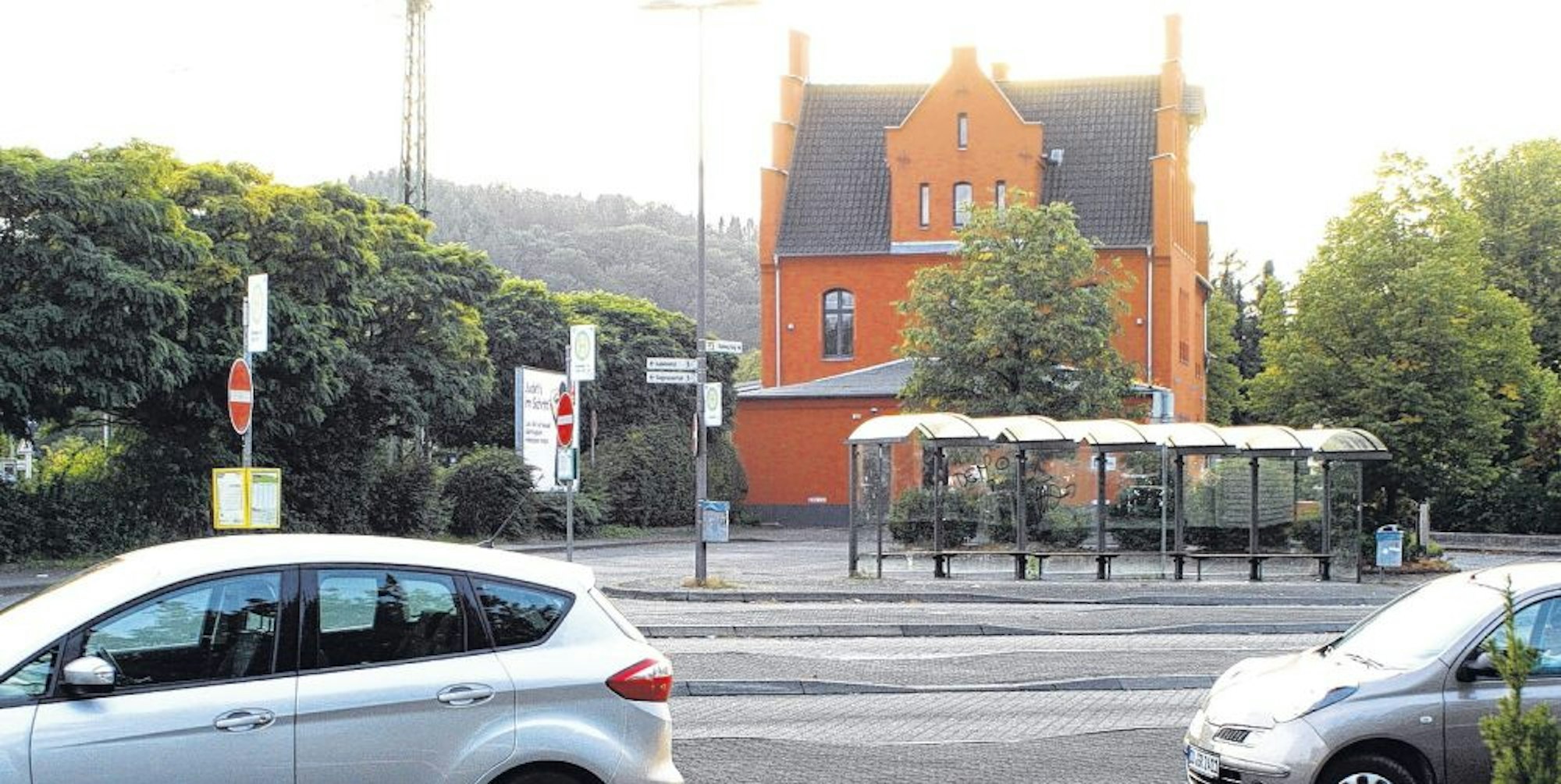 Der Busbahnhof wechselt seinen Standort, die Fläche wird für Taxis, Carsharing-Plätze und eine E-Auto-Ladestation genutzt.