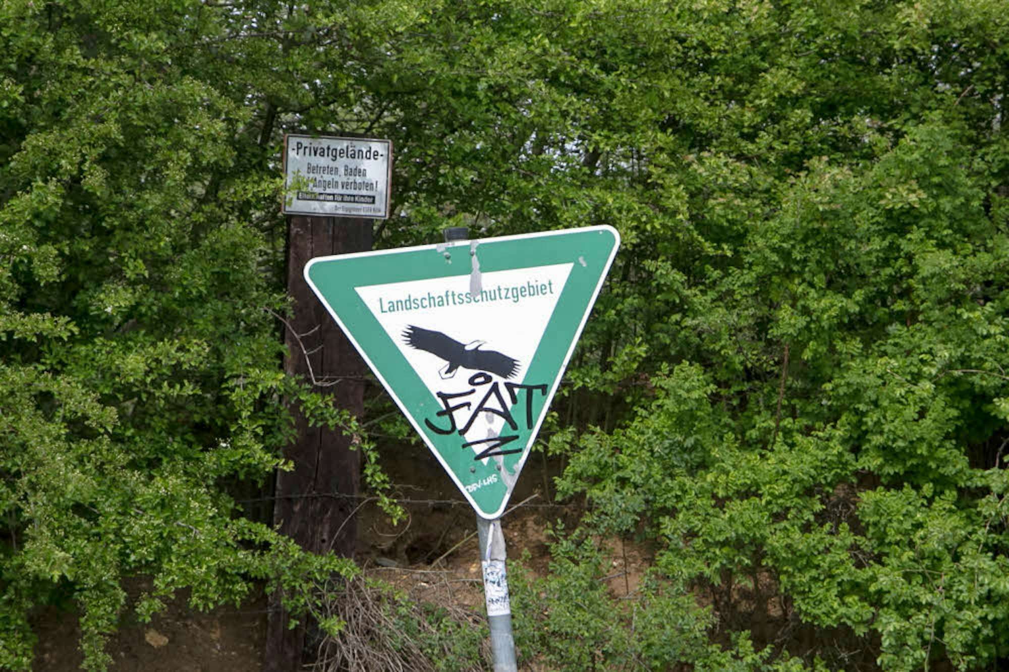 Ein Schild weist auf den Landschaftsschutz hin.