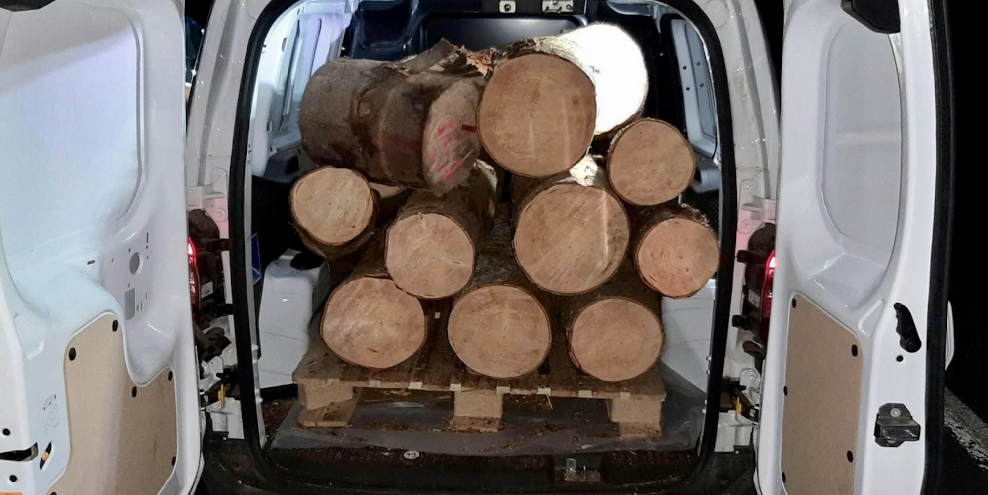 Einen Kofferraum voll Holz wollte am Mittwoch ein 53-jähriger Belgier über die Grenze schmuggeln.