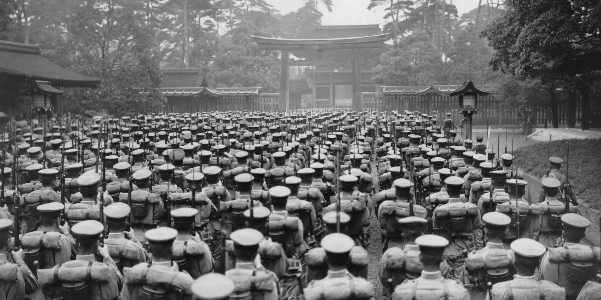 Japanisches Infanterie-Regiment vor der Verschiffung nach China vor dem Meiji- Schrein im Jahr 1941