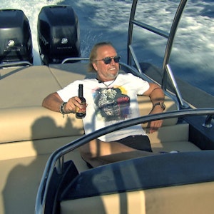 Robert Geiss gönnt sich ein Bier auf dem Boot.