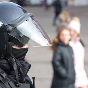 Russland Polizist Moskau 0322 IMAGO