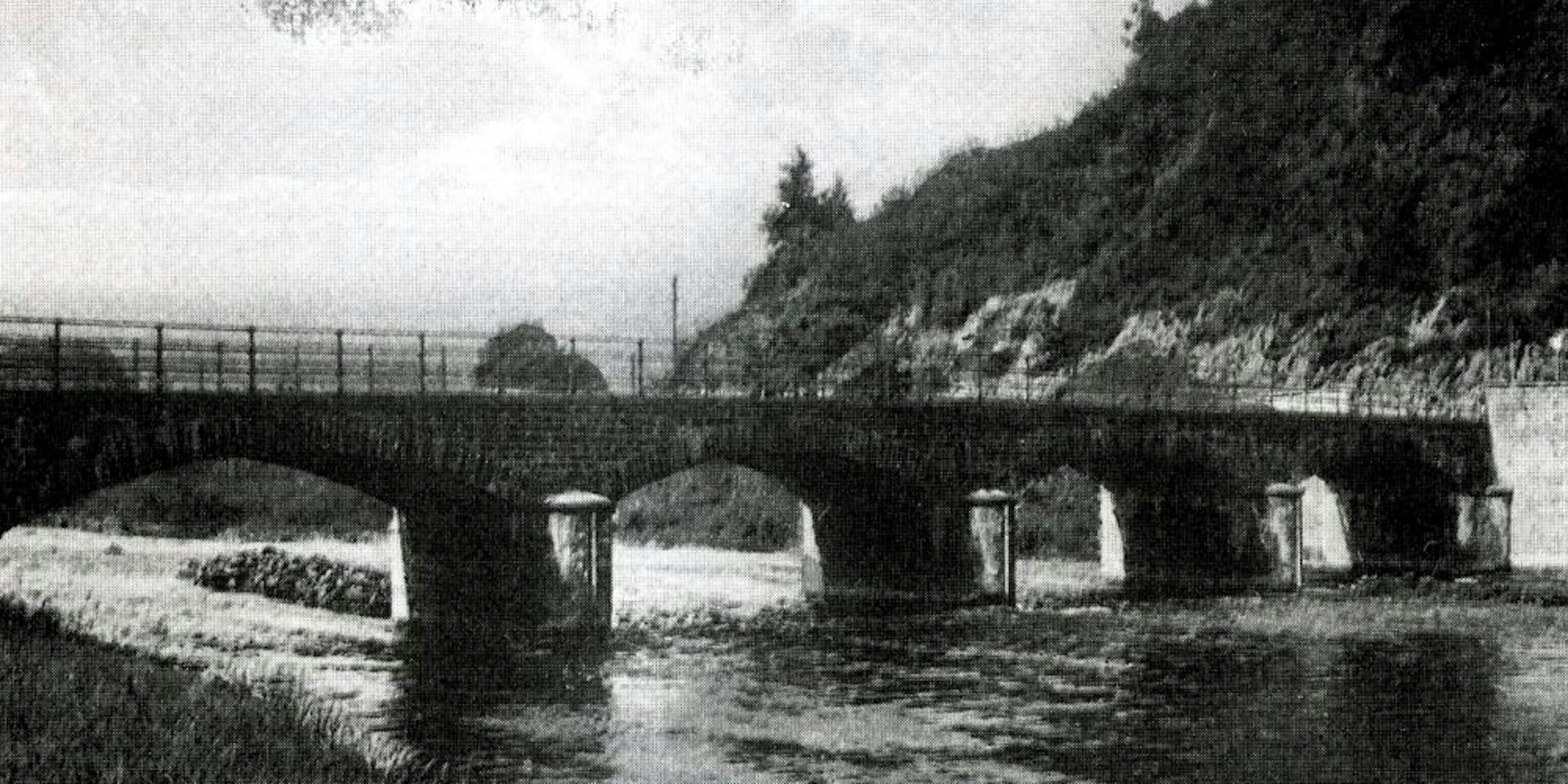 An der Marialindener Brücke versuchten Overather die Kartoffeldiebe zu stoppen.