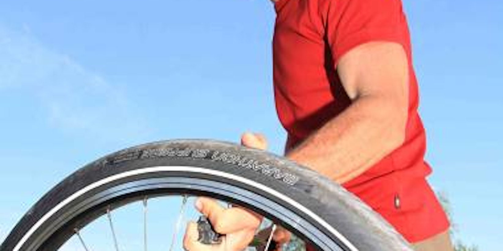Ein platter Reifen kann die schönste Radtour vermiesen. Werkzeuge und Luftpumpe sollten deshalb nicht fehlen. (Bild: dpa)