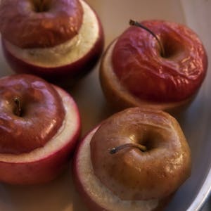 Leckere und gesunde Alternative zu weihnachtlichen Dickmachern: der Bratapfel.