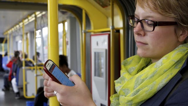 Am Automaten dürfen Fahrscheine in der Bahn gekauft werden – nicht aber per Smartphone-App.