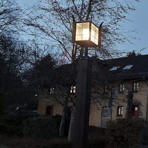 Gegen 18.30 Uhr sind an der Abbiegung Burgstraße/Gerichtsstraße die Straßenlampen an (Vordergrund), Richtung Gerichtsstraße (im Hintergrund) aus.