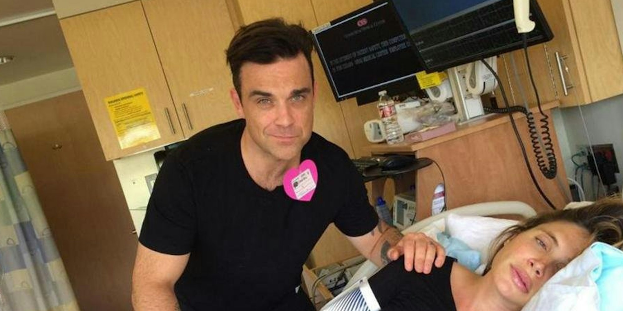 Robbie Williams dokumentierte die Geburt des kleinen Charlton Valentine auf Twitter.