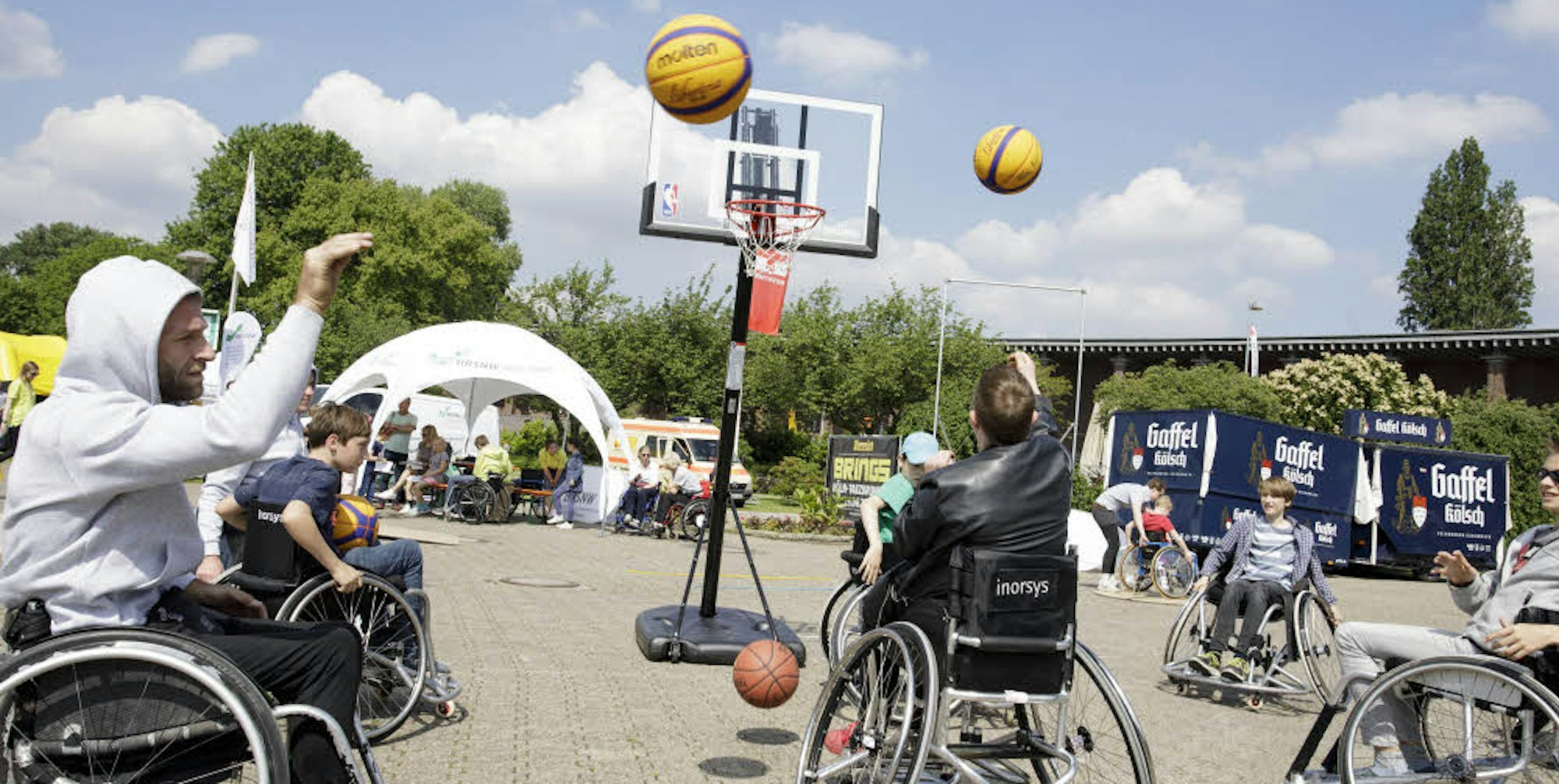 Rollstuhlbasketball war eines der vielen Angebote bei Europas größtem Inklusionsfest im Rheinpark .