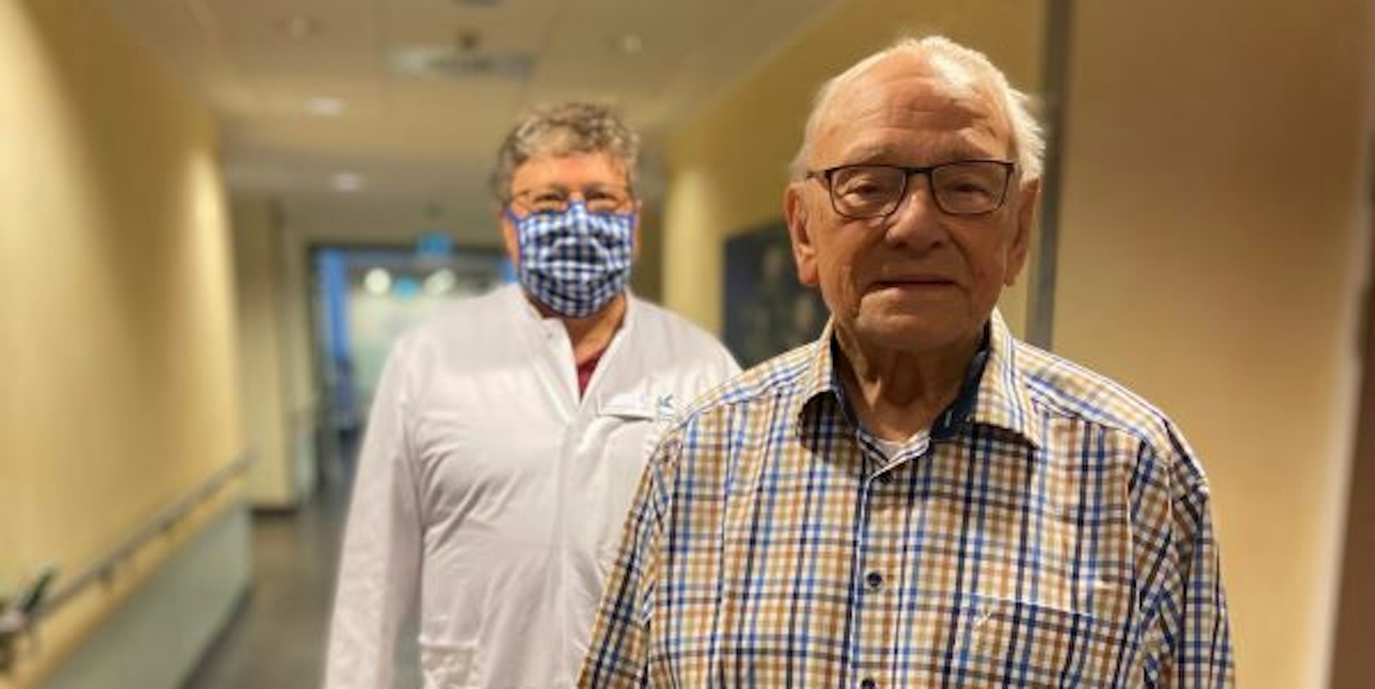 Otto Claas (r.) mit dem Chef der Kardiologie, Peter Schwimmbeck