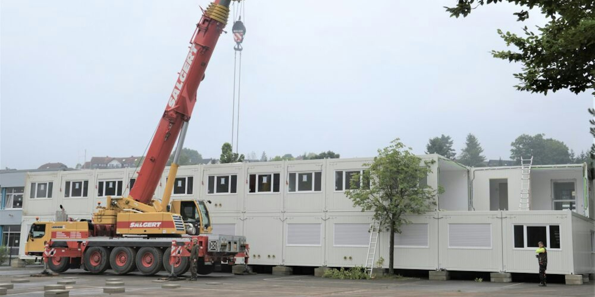 Die Containeranlage auf dem Parkplatz der Kaller Grundschule soll in rund vier Wochen bezugsfertig sein.
