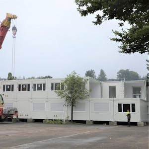 Die Containeranlage auf dem Parkplatz der Kaller Grundschule soll in rund vier Wochen bezugsfertig sein.