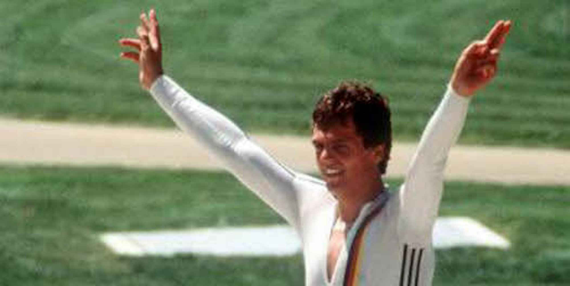 Fredy Schmidtke nach dem Olympiasieg in Los Angeles im Jahr 1984 (r.) und vor seinem Arbeitsplatz (l.)