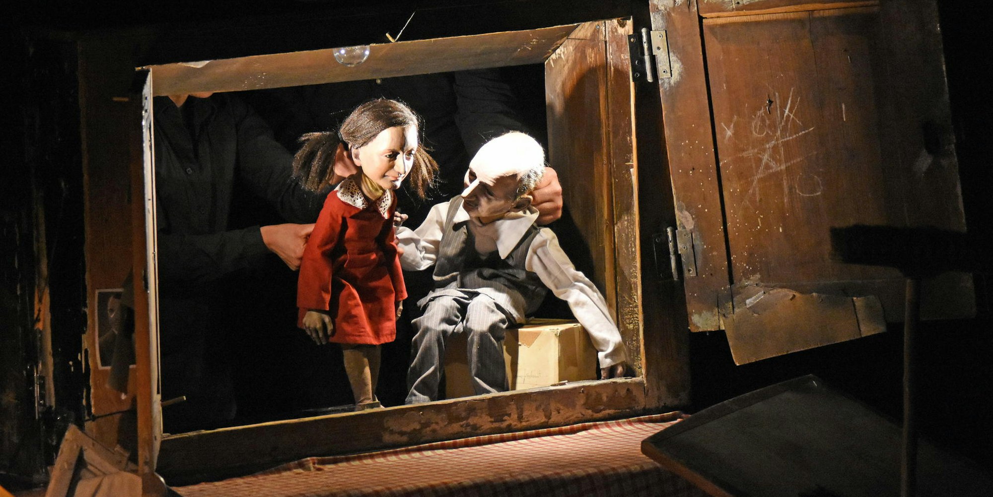 Spürbare Enge: Anne Frank als Puppe im roten Kleid.