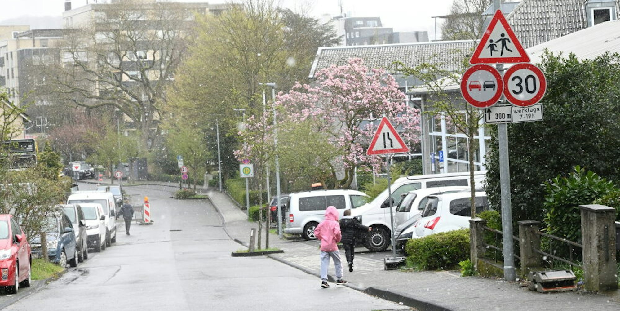 An Gladbacher Grundschulen – unser Foto zeigte die Situation an der Straße Am Broich – muss auch in den Ferien langsam gefahren werden.