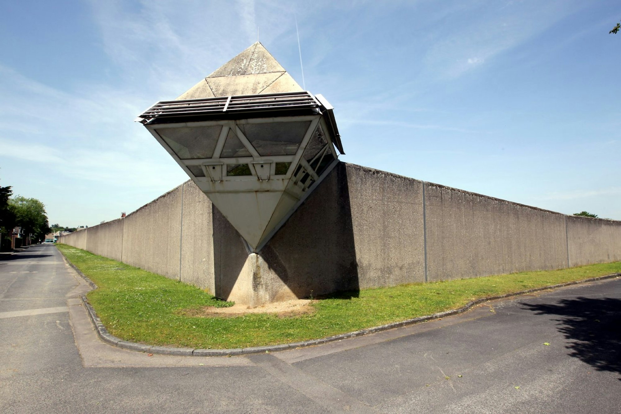 Ein Wachturm der JVA in Ossendorf.