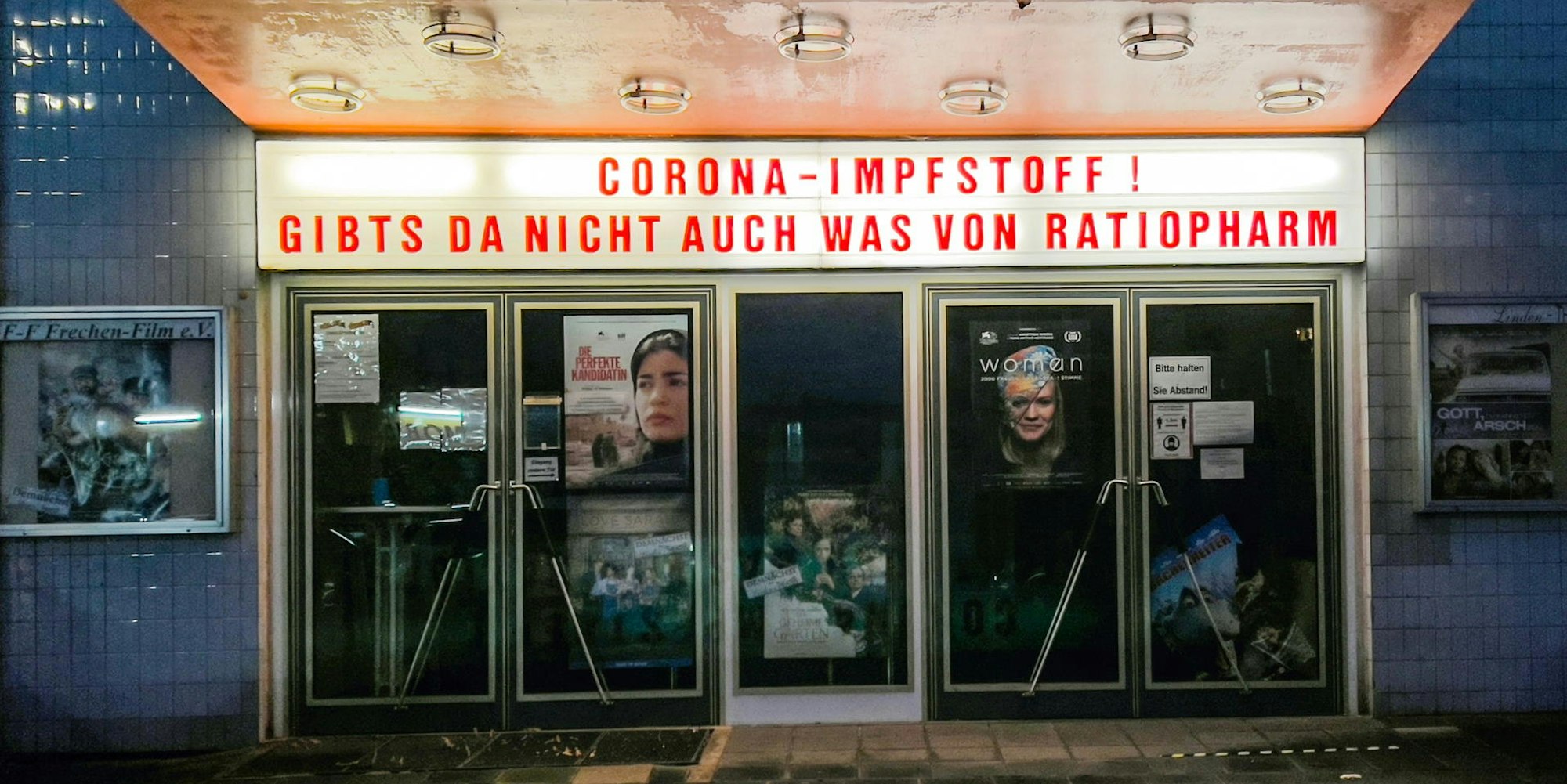Das Linden-Theater in Frechen hat wieder einen neuen Corona-Slogan über dem Eingang.