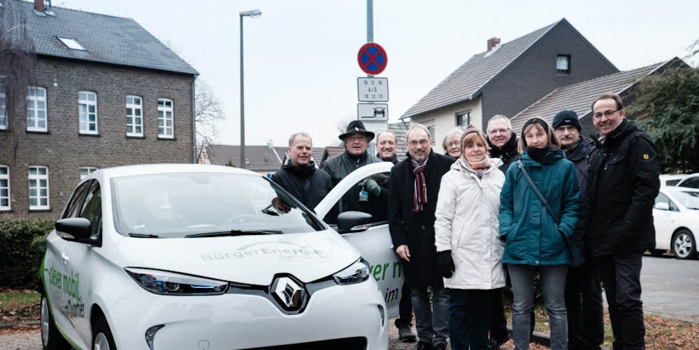 Beitrag zum Klimaschutz: Bürgermeister Wolfgang Henseler (4.v.l.) mit den Beteiligten des Projekts Carsharing.