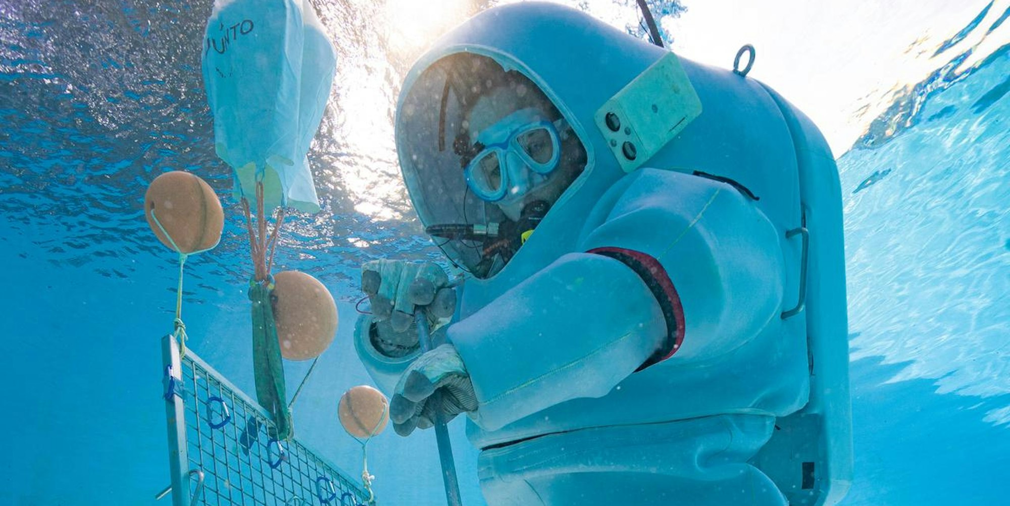 Unter Wasser simuliert Insa Thiele-Eich, wie sie Mondsandproben entnimmt.