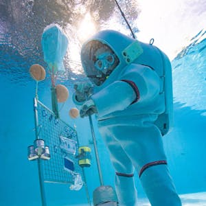 Unter Wasser simuliert Insa Thiele-Eich, wie sie Mondsandproben entnimmt.
