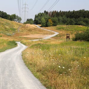 Neue Wege sind auf dem vormaligen Gelände der Erddeponie Lüderich angelegt worden.