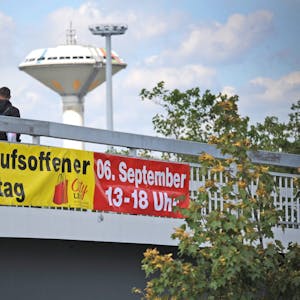 Denkste: So schnell kam die richterliche Entscheidung gegen den Offenen Sonntag in Wiesdorf, dass nicht mal das Plakat abgehängt werden konnte.