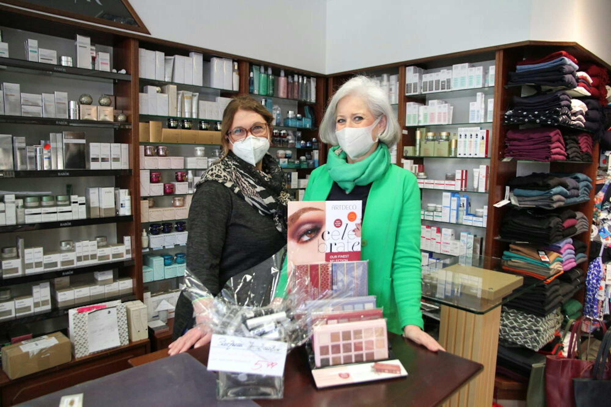 Inhaberin Petra Leuchtenberg-Breuer (rechts) mit Mitarbeiterin Roula Theodoridou im Geschäft für Parfümerie-Artikel und Kosmetik in Siegburg.