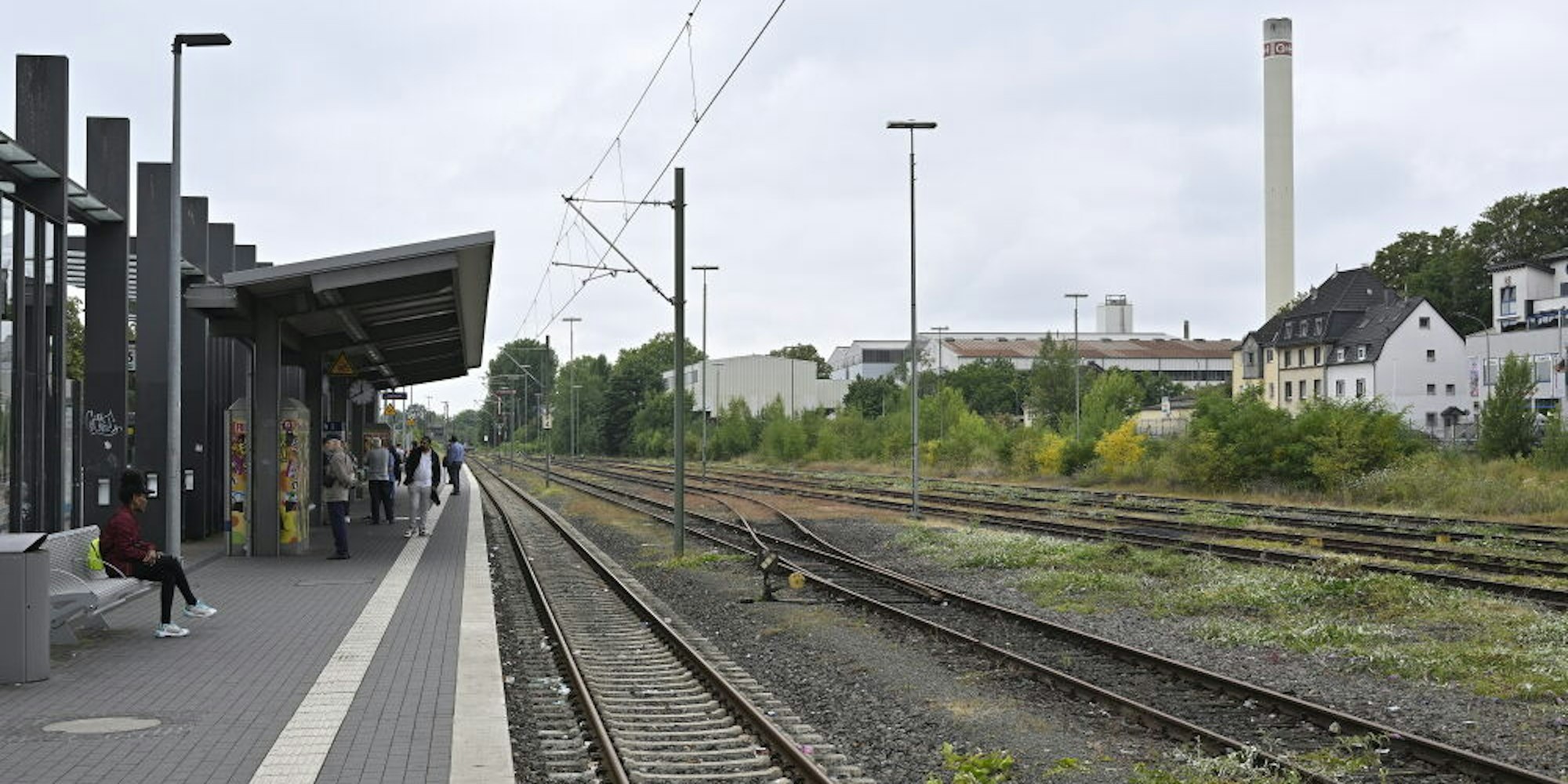 Wartende Fahrgäste am Gladbacher S-Bahnhof.