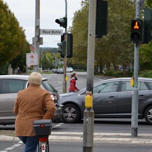 Die Kreuzung von Römerstraße und Neue Bohle wird saniert. Die Konrad-Adenauer-Straße ist frisch asphaltiert, aber noch gesperrt. Sie steht derzeit exklusiv Fußgängern und Radfahrern zur Verfügung.