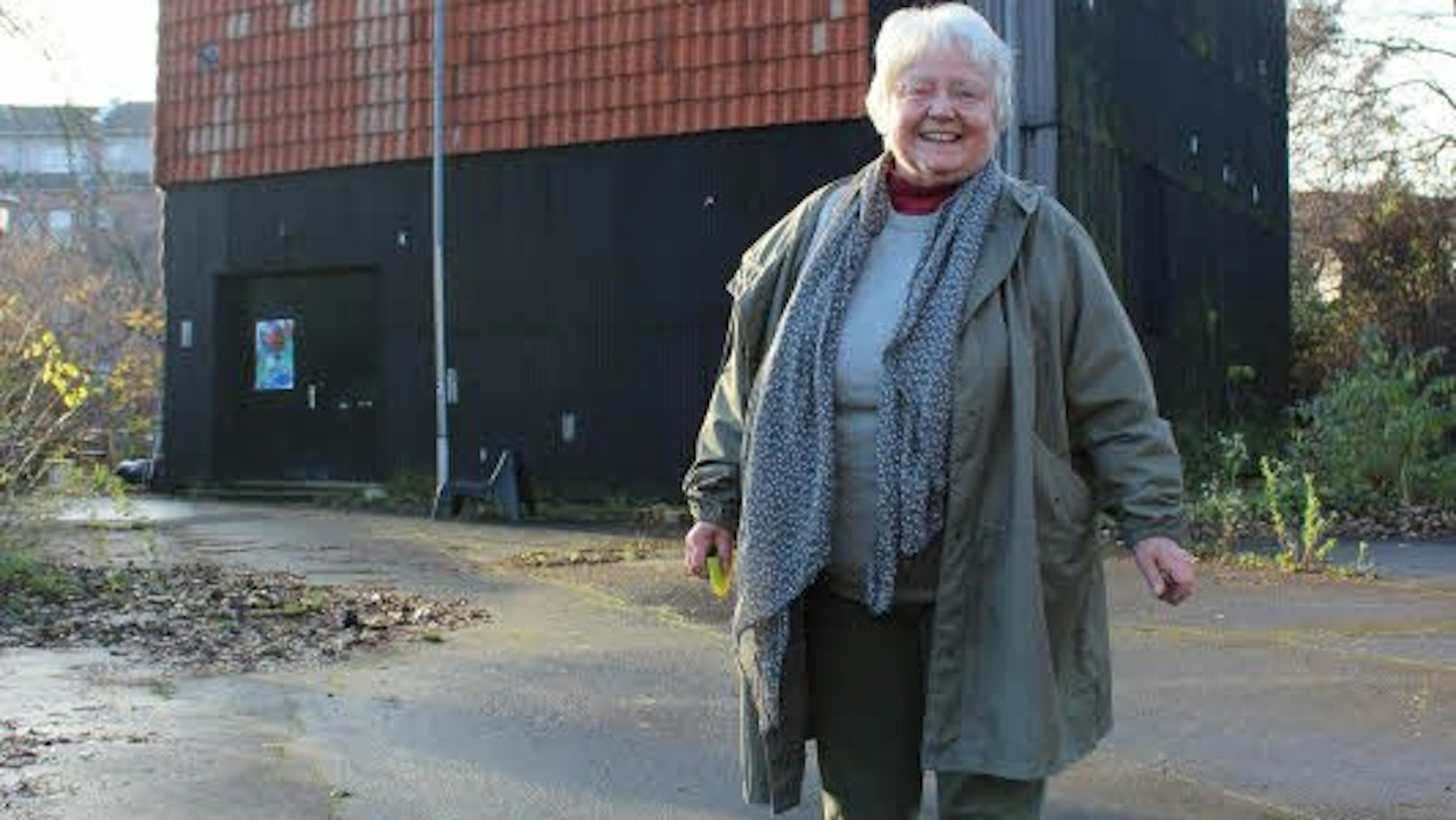 Eva Janoskova vor der Simultanhalle in Volkhoven. Die Künstlerin verhinderte den geplanten Abriss des Testbaus.
