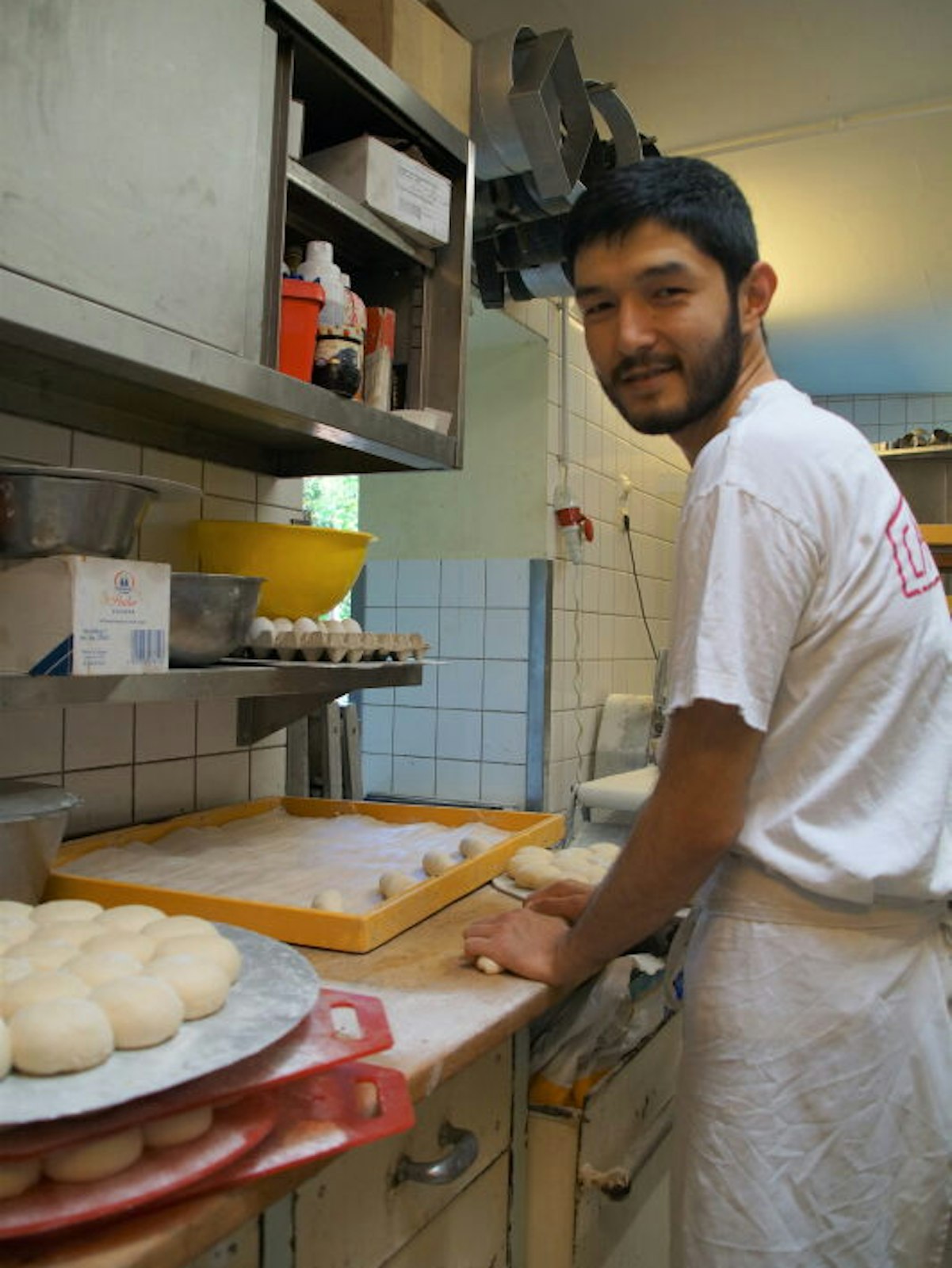 Ali Hissary (22) wurde von Joachim Held zum Bäckereifachverkäufer ausgebildet. Nun hilft er auch gerne in der Backstube.