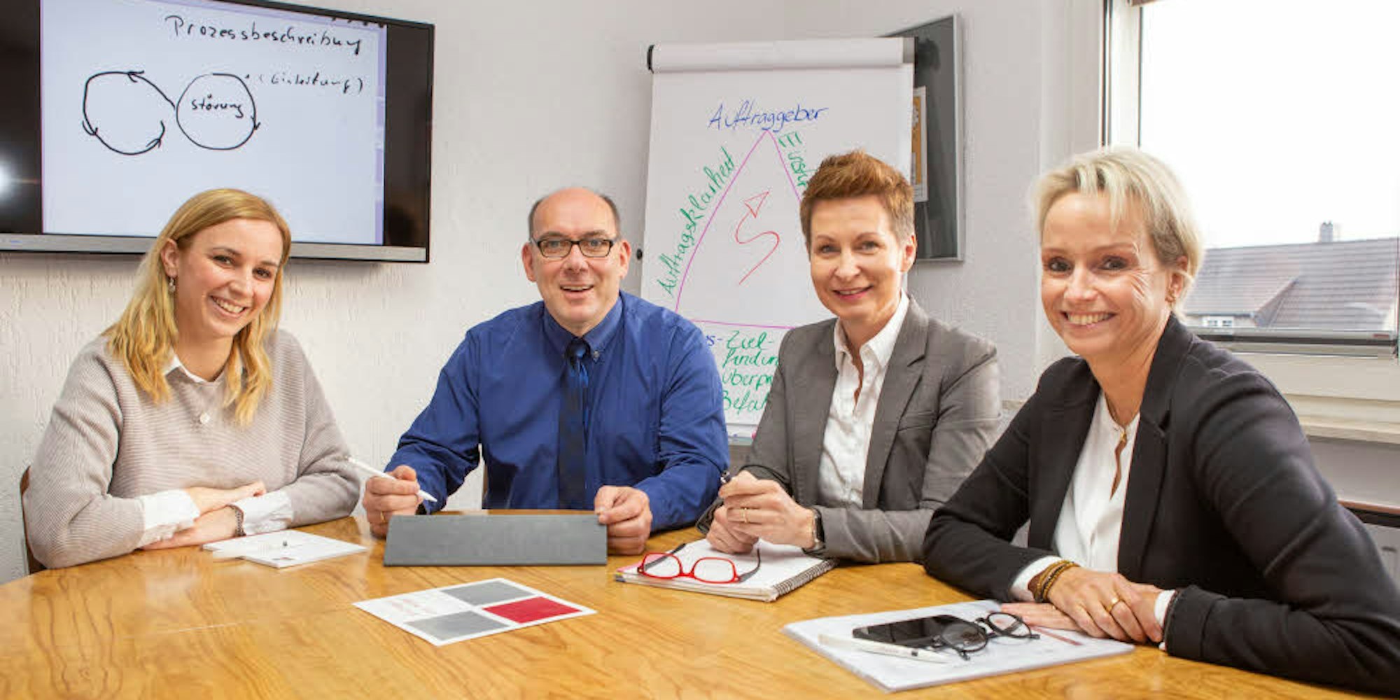 Für die schnelle Unterstützung gerüstet: Firmengründer Jörg Decker im Kreise seiner Mitarbeiterinnen (v.l.) Christina Naumann-Schramm, Bettina Horn und Ann Cathrin Lück.