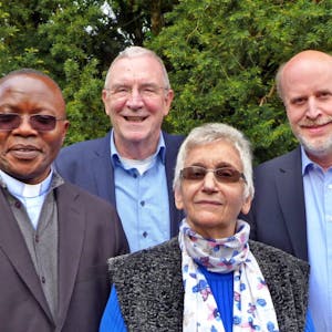 2019 besuchte Pater Don Robert Kasereka Ngongi die Opam-Verantwortlichen im Bergischen. Werner Mays, Leonore Kremer und Karsten Ovverödder empfingen den Gast.